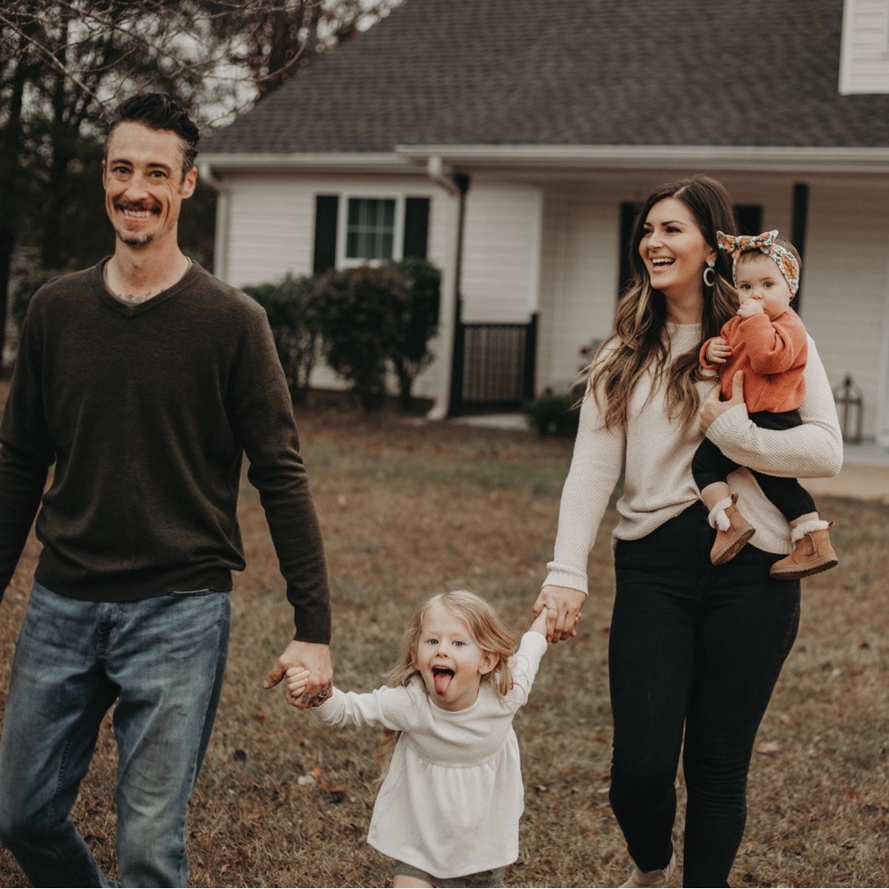 Meet your Seller 🖤🍷💍👨‍👩‍👧‍👧✈️🌎☀️